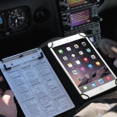 Pilot Kneeboard, include portablocco in alluminio. Adatta per iPad Pro  9,7, 10,5, 11, iPad e iPad Air 1/2/3/4/5/6 e qualsiasi altro tablet da  9 - 11 : : Elettronica