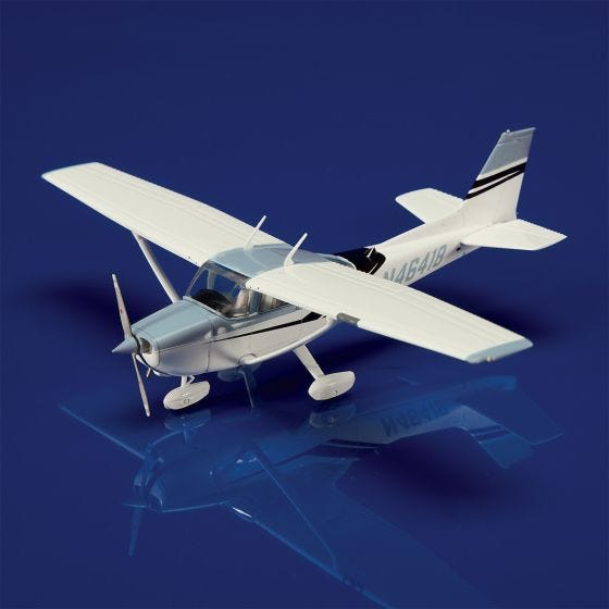 Cessna Skyhawk 172 1/72 スケールモデルキット Amazon.com: Mastercraft Collection Cessna Model 172 Skyhawk