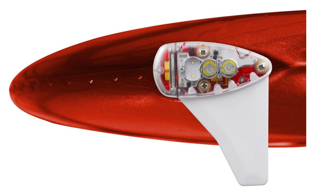 978 UAT transmitter shown mounted on plane's wing